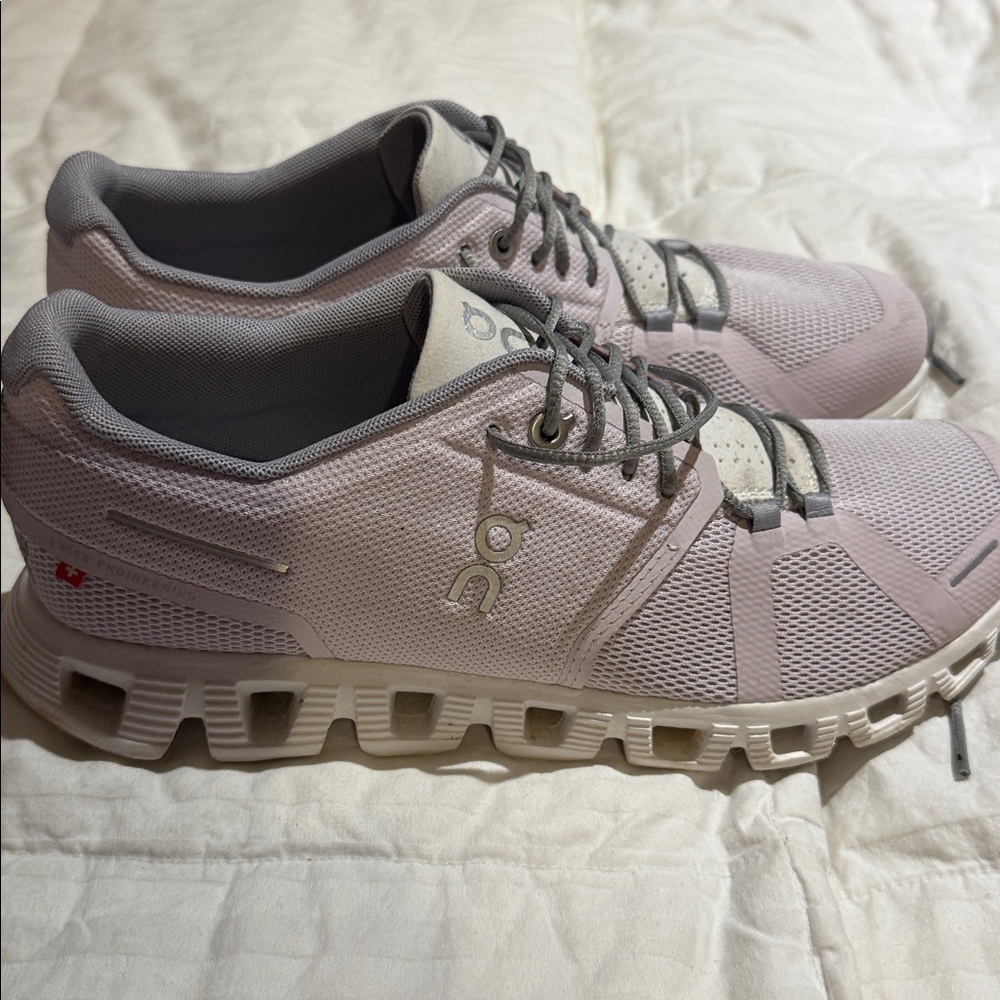 On Cloud Women’s Lightweight Lavender Running Sneakers